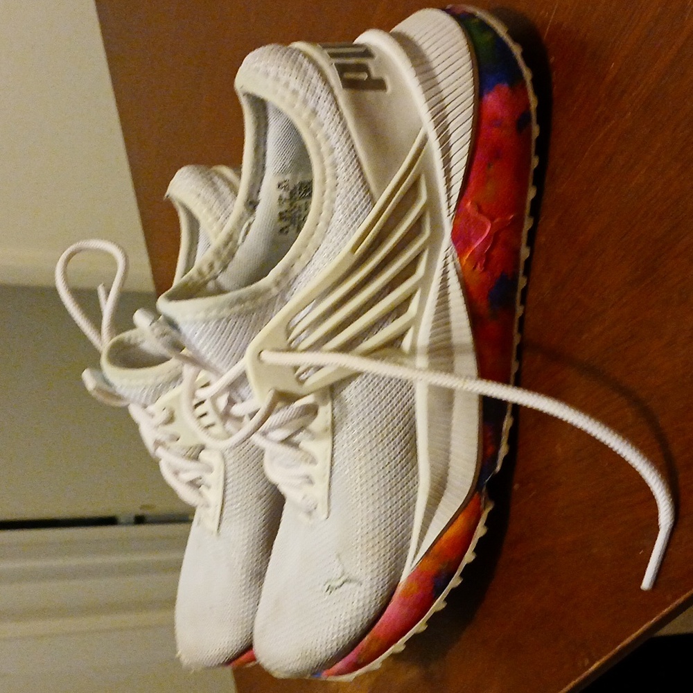 Women's Pumas size 7